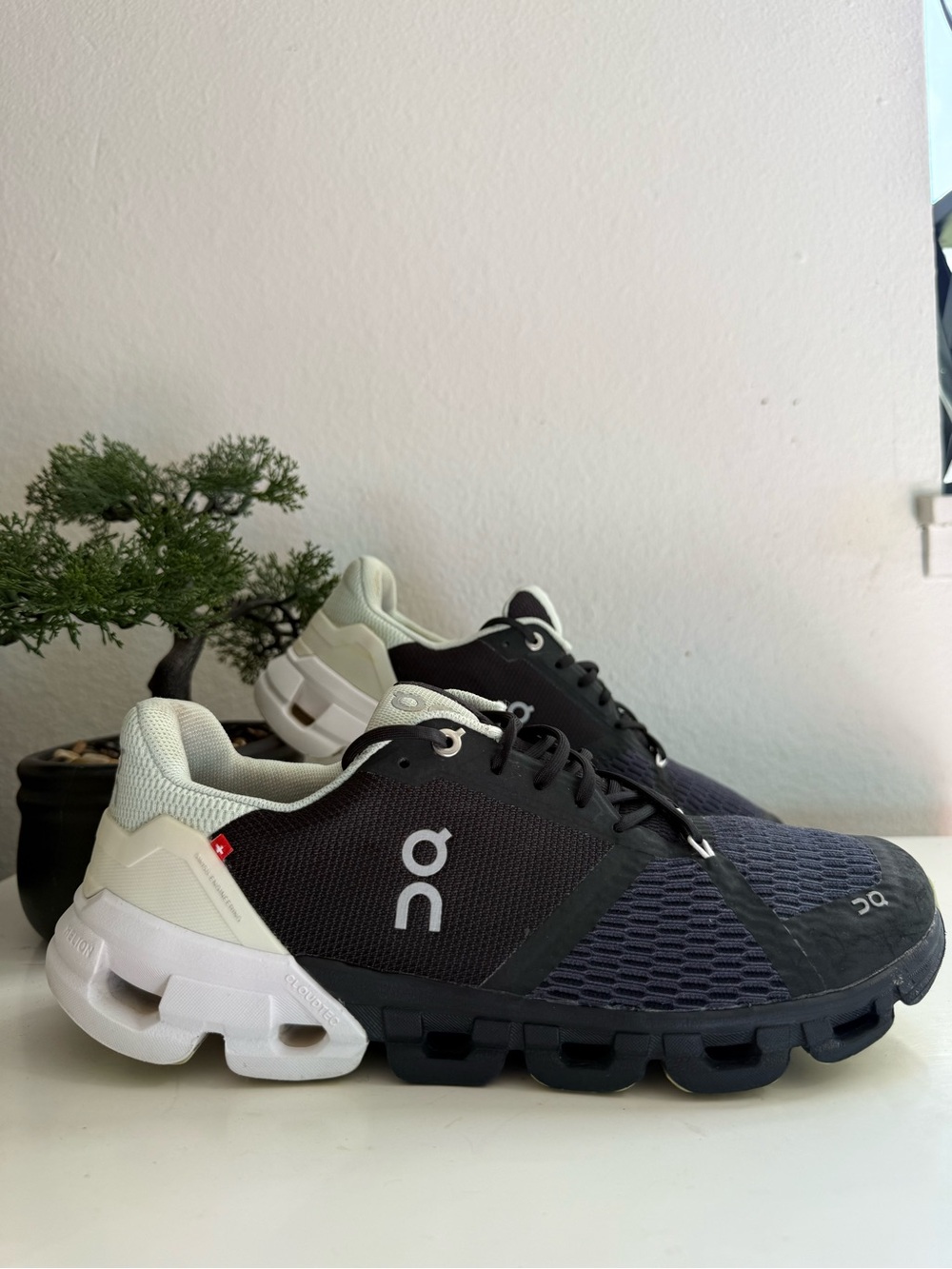 On Running Cloudflyer women size 10 Athletic Shoes in Black, Gray, and White